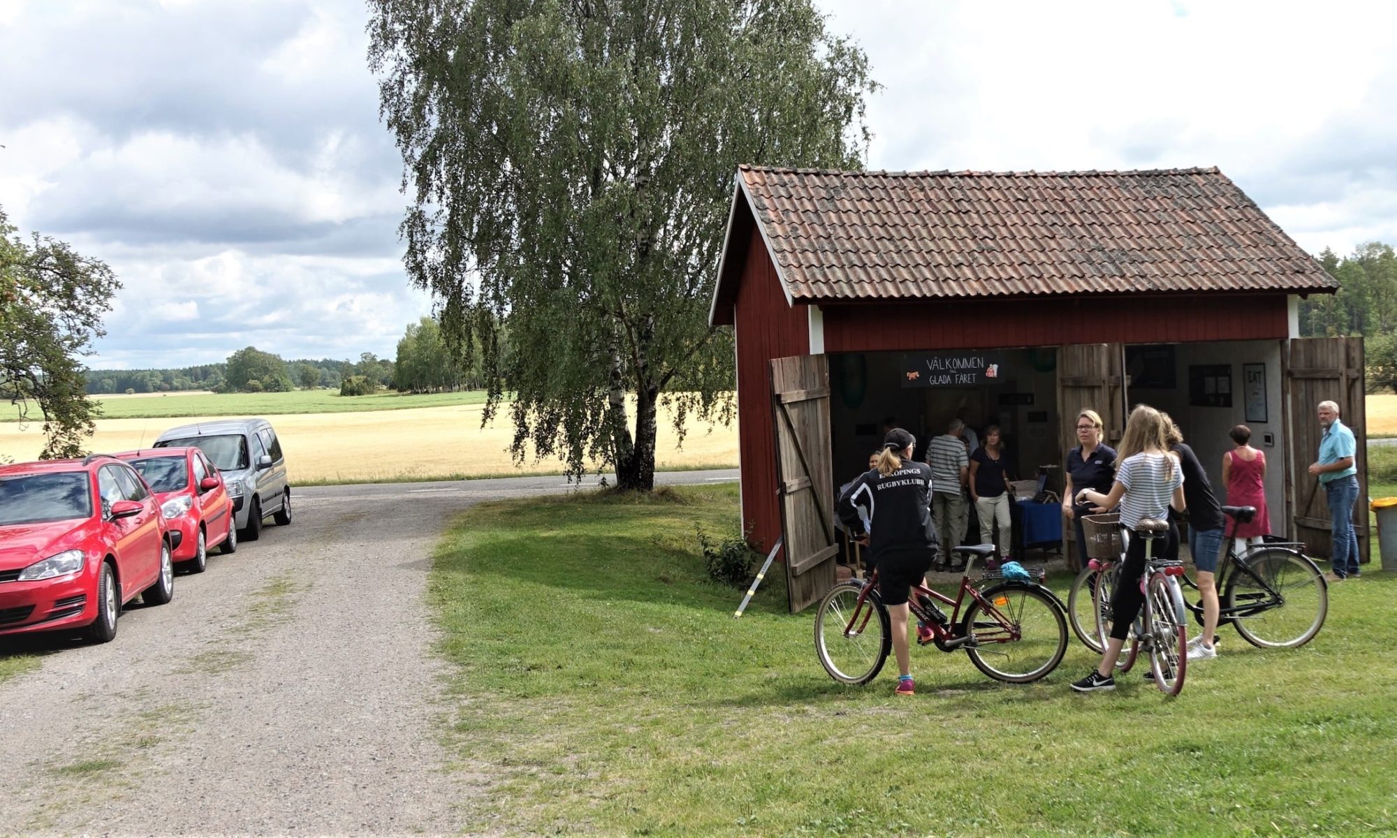 Glada fåret från förra årets Rebusrundan, besökare på cykel