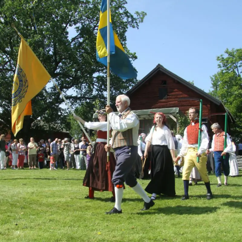 Folkdanslag på Härledgården på midsommar