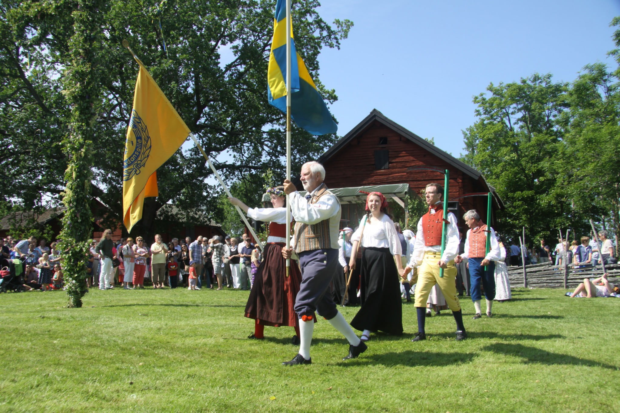 Folkdanslag på Härledgården på midsommar