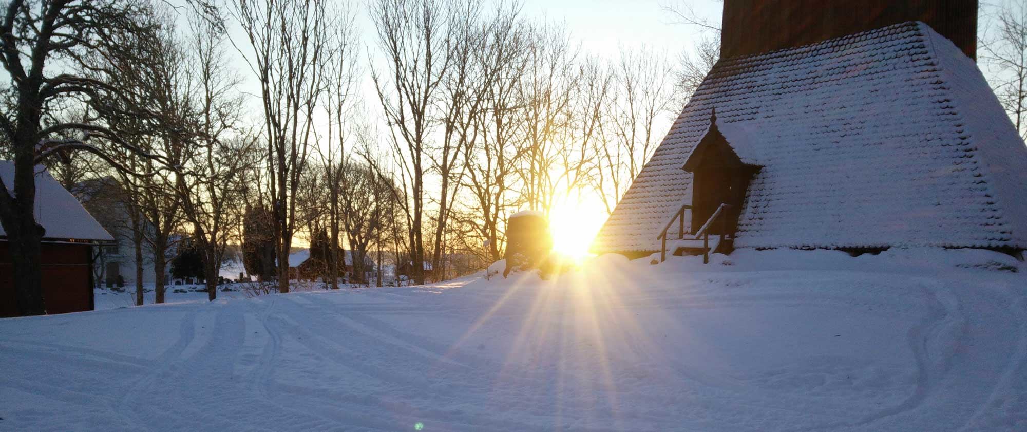 Runstenen vid Österunda kyrka