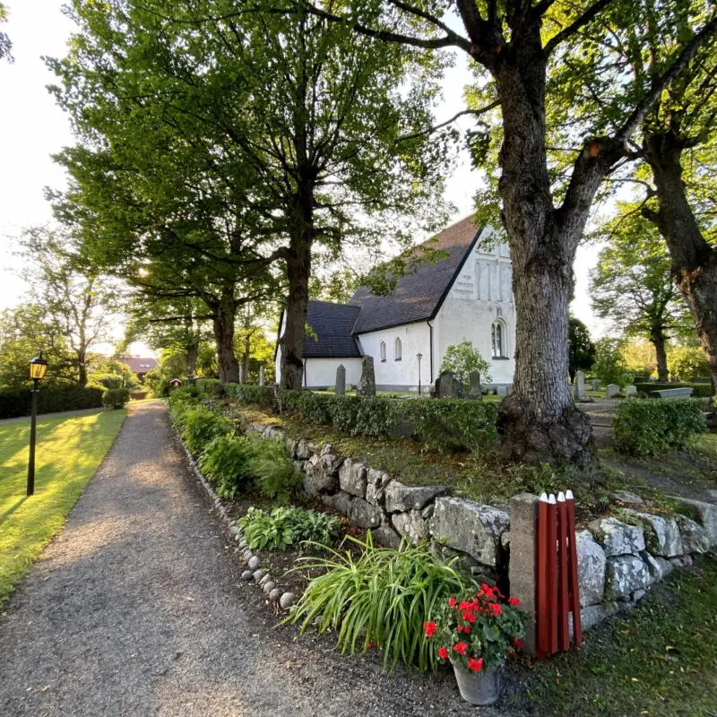 Härnevi kyrka med kyrkogården