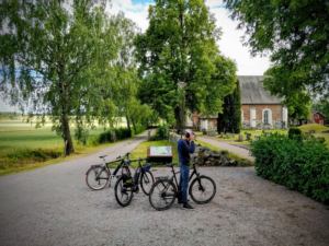 Cyklar parkerade framför Nysätra kyrka