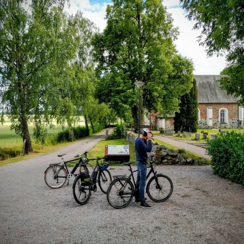 Cyklar parkerade framför Nysätra kyrka