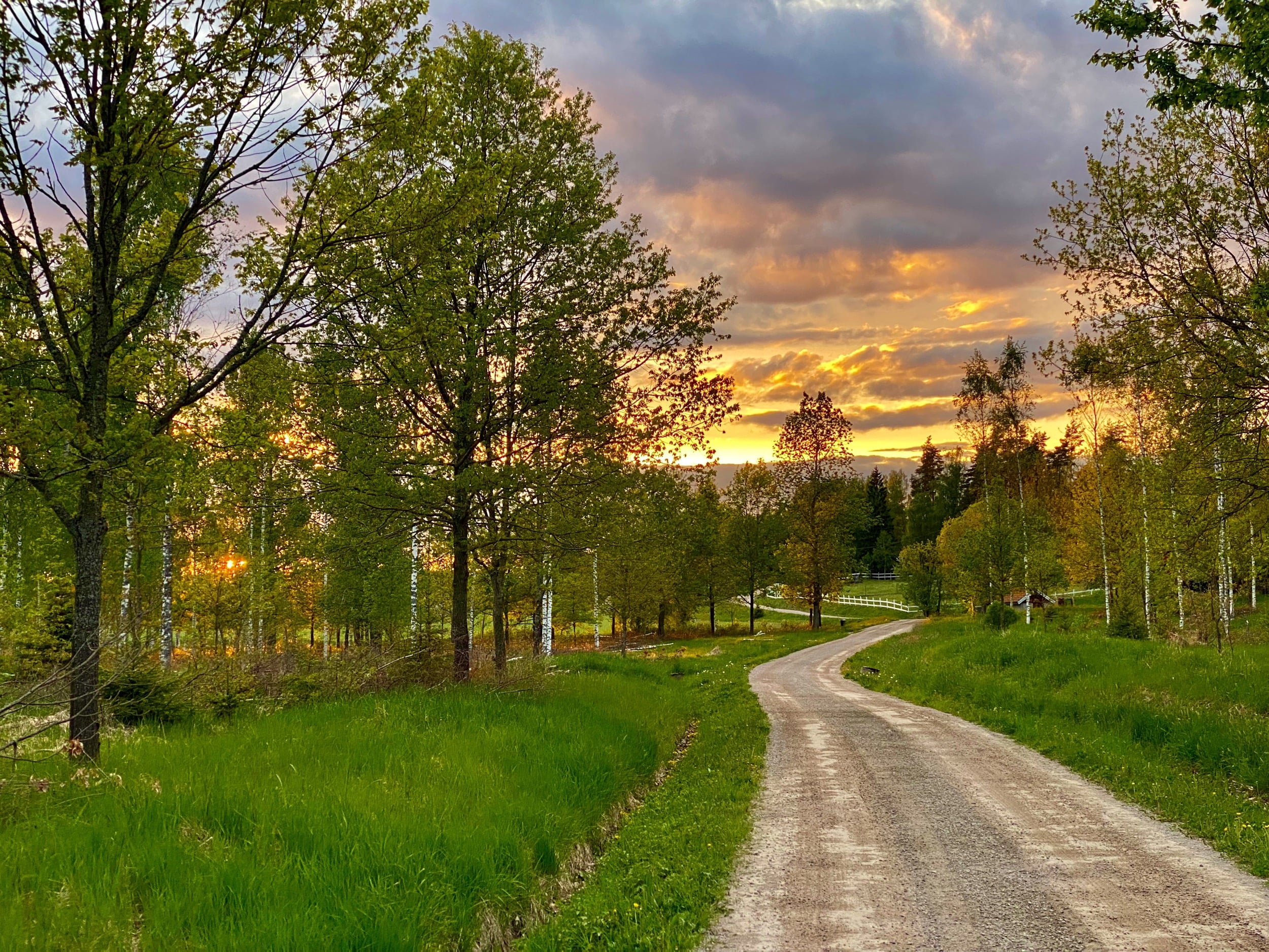 Fjärdhundraland, småväg i solnedgång