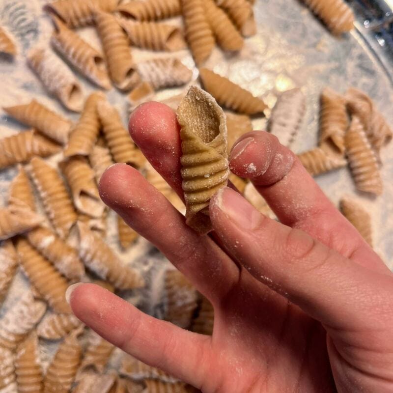 Barn med hemlagad pasta